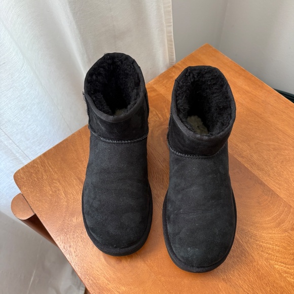 Black Womens Ugg Boots Mini Classic II Black Warm Authentic size 7 - Picture 4 of 5